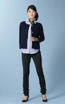 「長袖シャツ」（2,980円）を使ったコーディネートの例（＊靴、かばん、スカーフ、ベルトは参考商品）