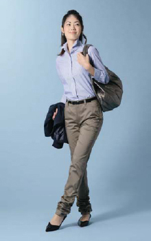 「長袖シャツ」（2,980円）を使ったコーディネートの例（＊靴、かばん、スカーフ、ベルトは参考商品）