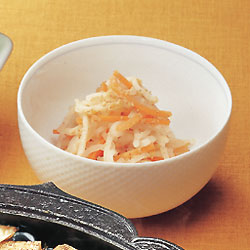 大根とにんじんのごま酢和え