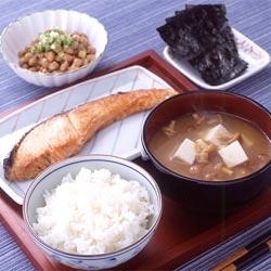 焼き鮭と豆腐となめこのみそ汁の和定食