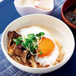 目玉焼き丼の朝ごはん