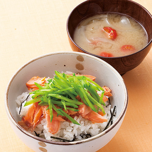 鮭ご飯とミニトマトのみそ汁