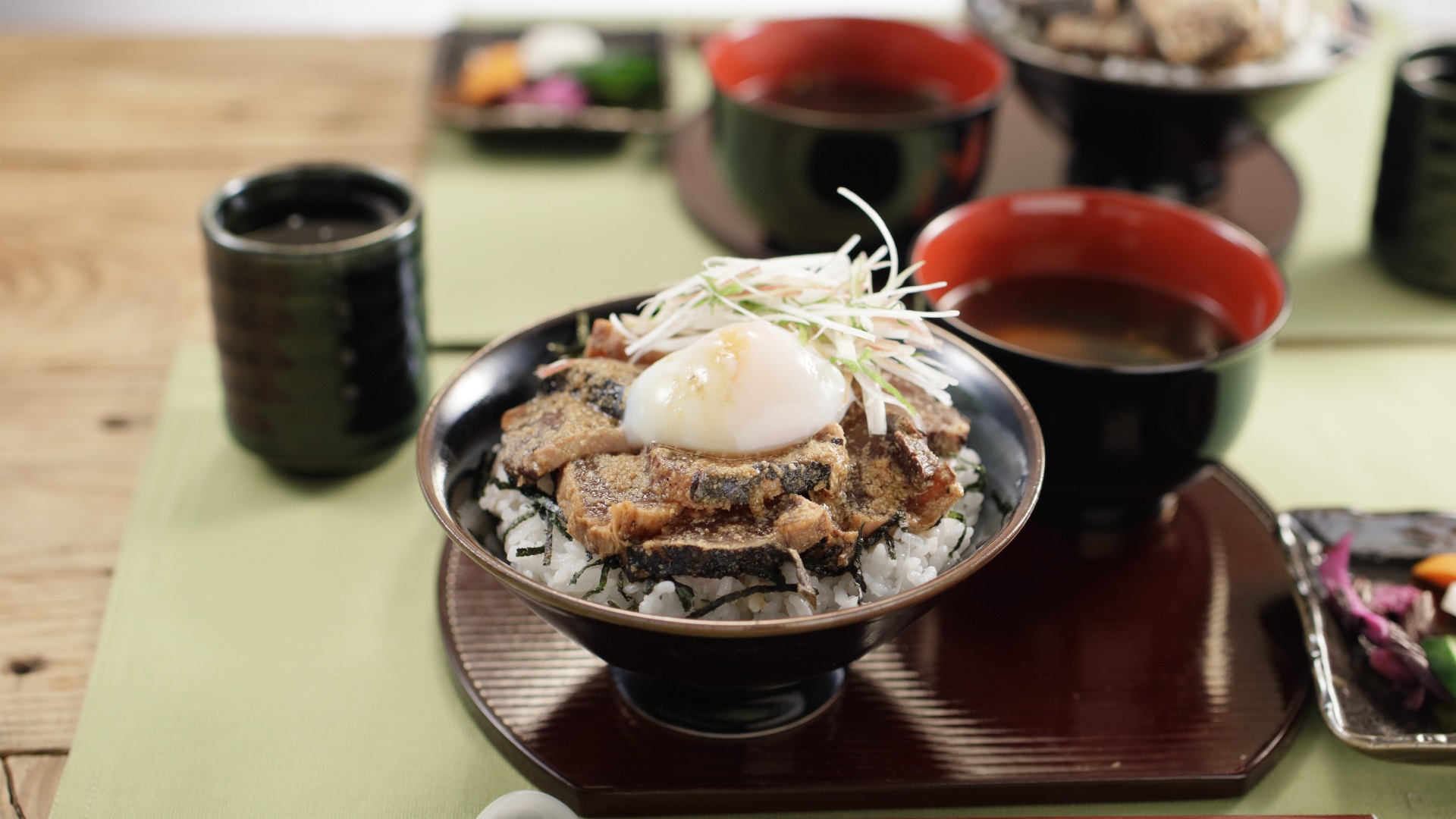 薬味たっぷり！かつおの漬け丼