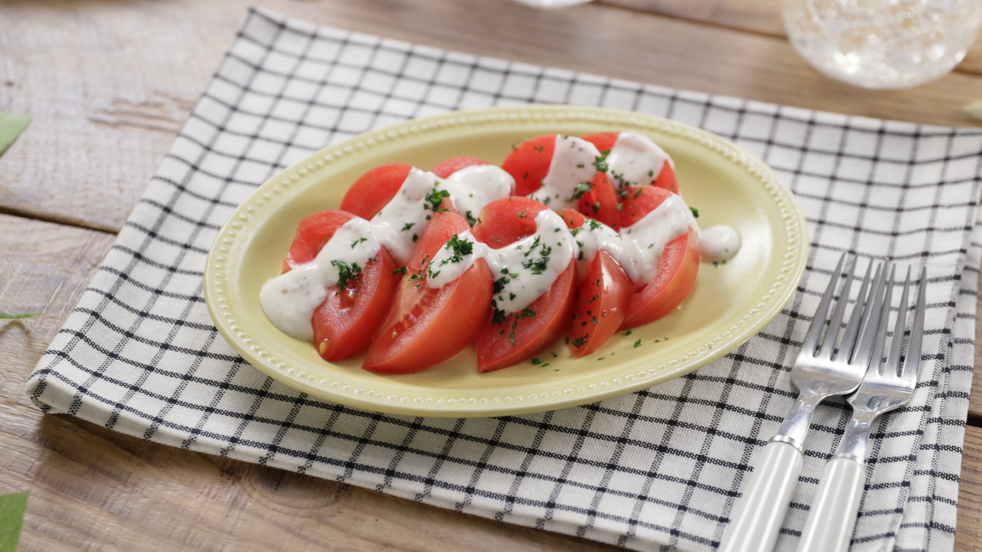 にんにく風味！トマトのヨーグルトドレッシングサラダ