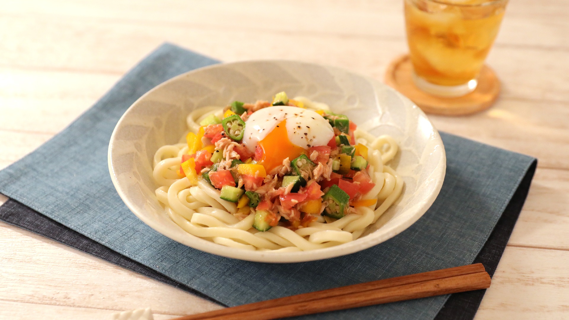 切って混ぜるだけ！夏野菜の冷やしうどん