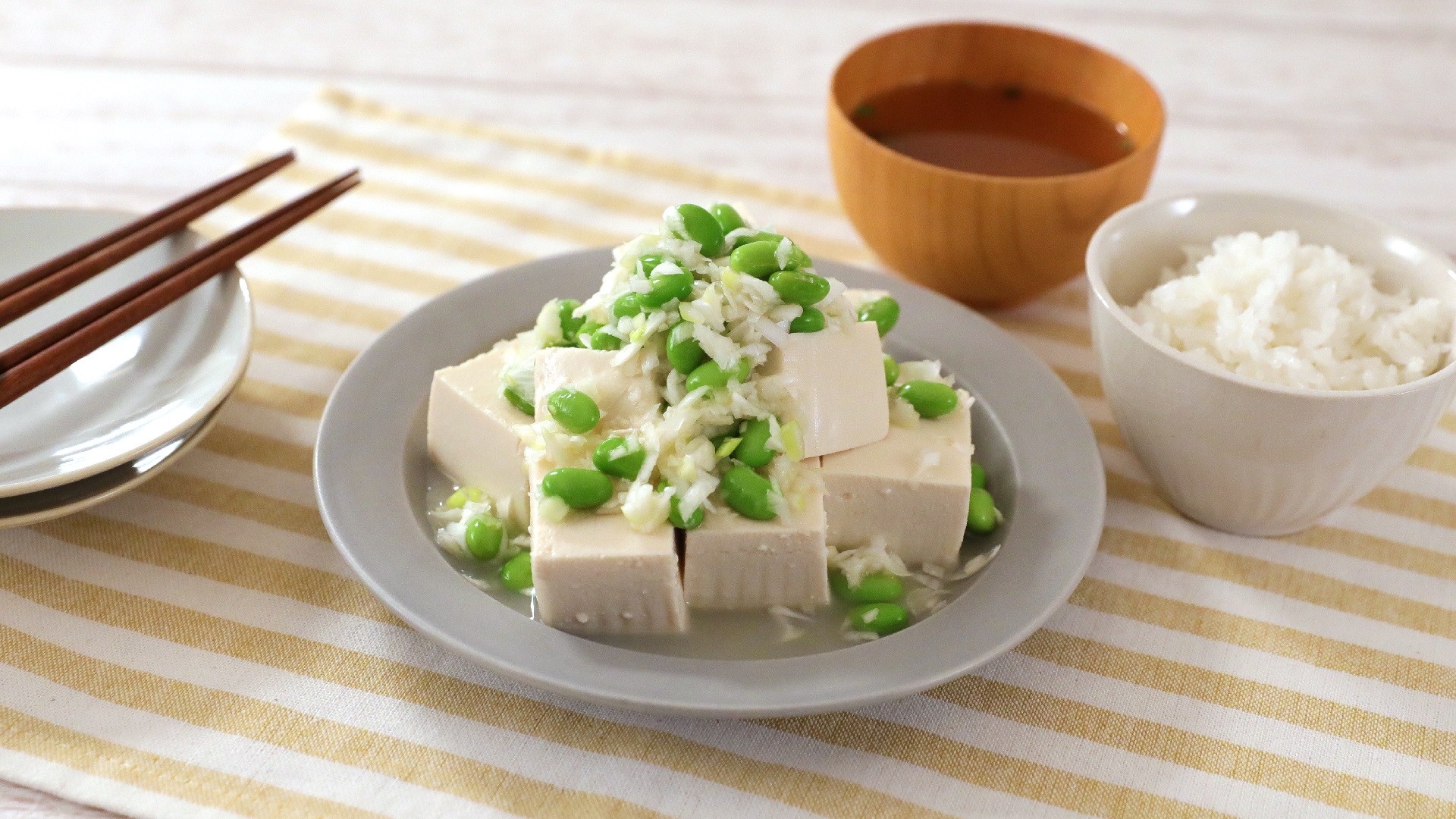 簡単おつまみ！枝豆とねぎ塩麹の冷奴