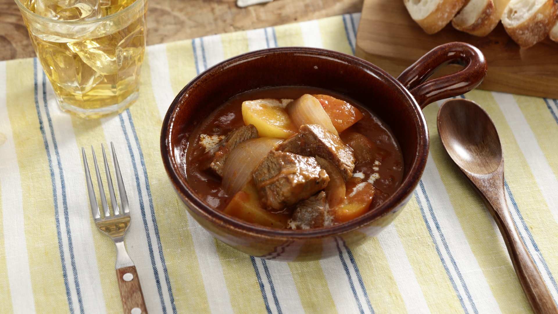 トマト缶で作れる！ビーフシチュー