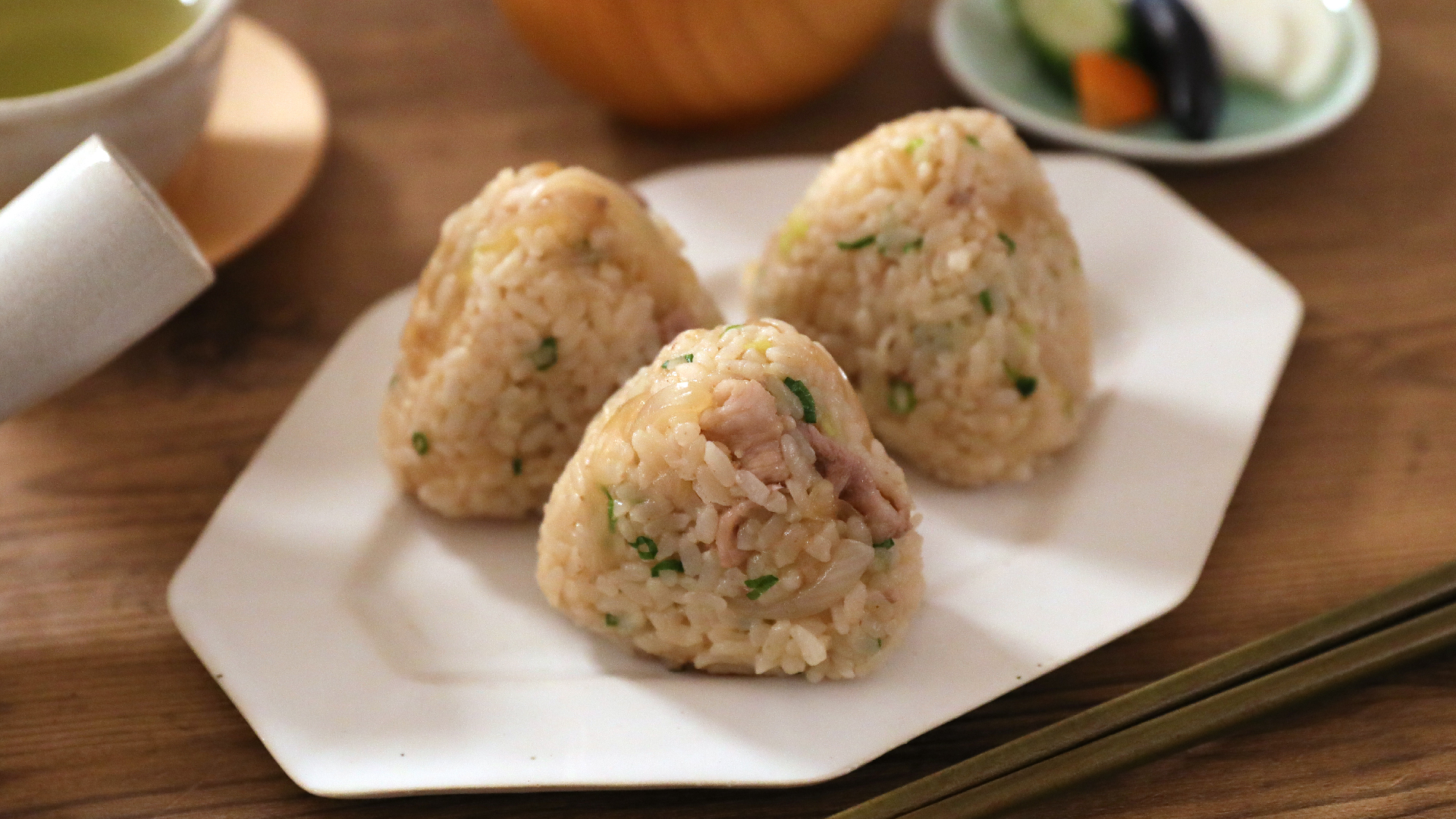 レンジで簡単！具だらけ生姜焼きおにぎり