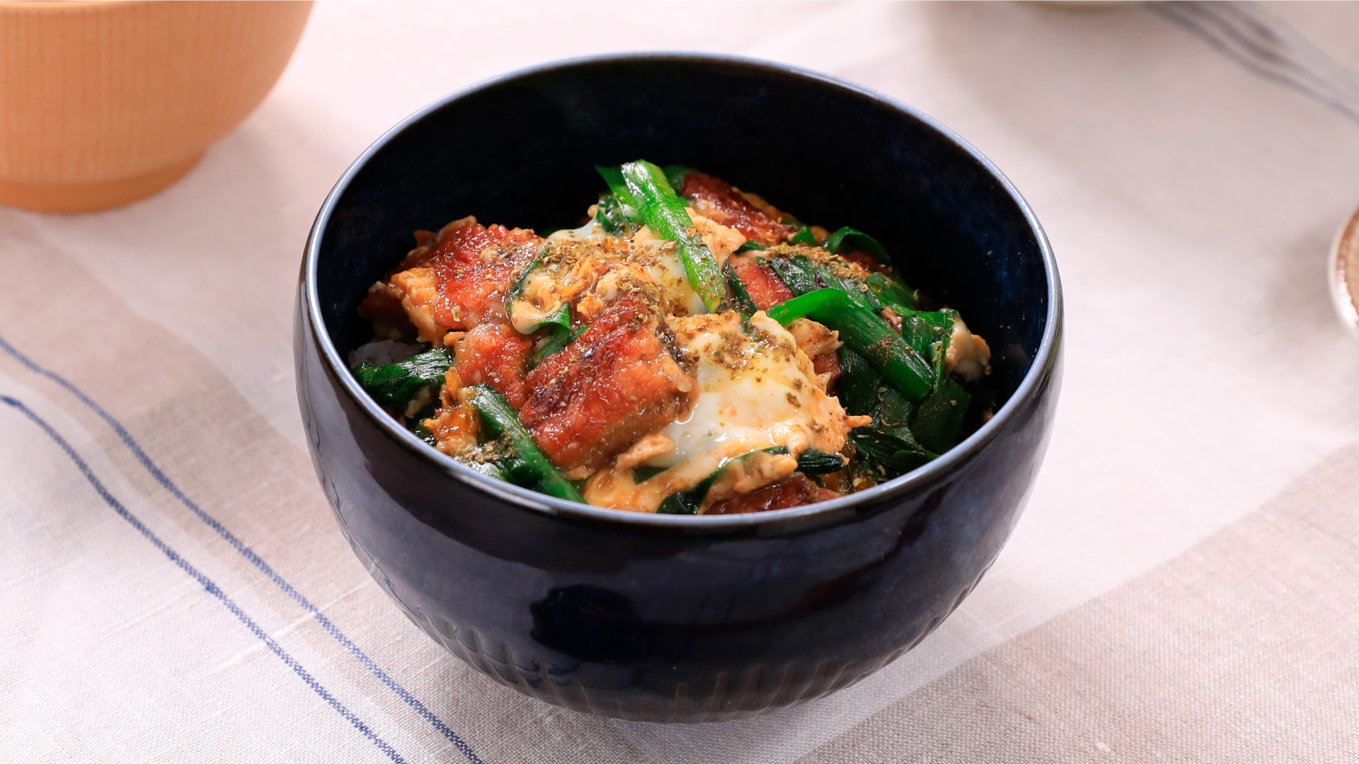 スタミナ満点！うなぎとニラの卵とじ丼