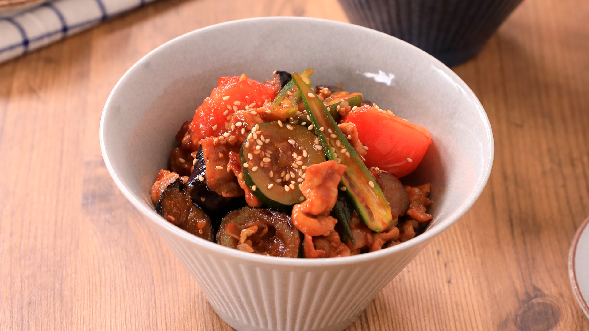食欲そそる！夏野菜と豚肉のピリ辛丼