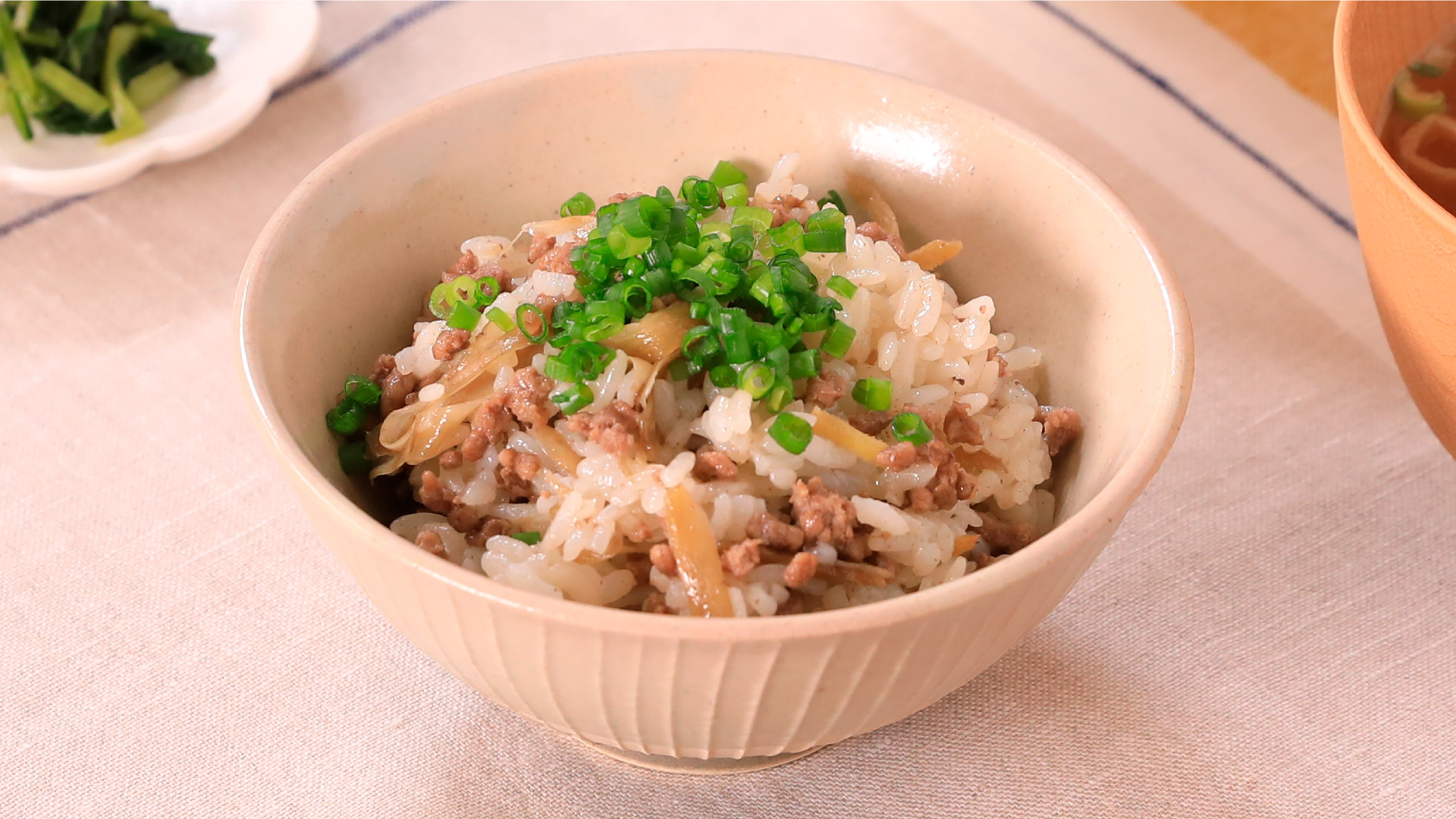めんつゆで簡単！挽肉とごぼうの混ぜご飯