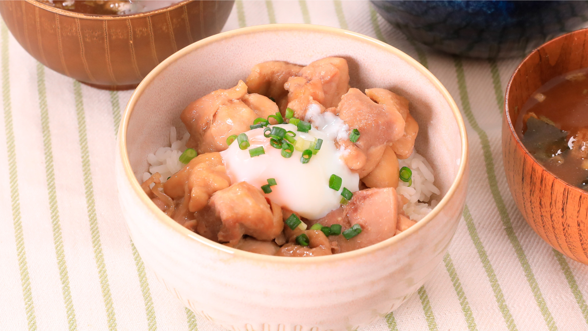 レンジで簡単！ガーリックとろ玉チキン丼