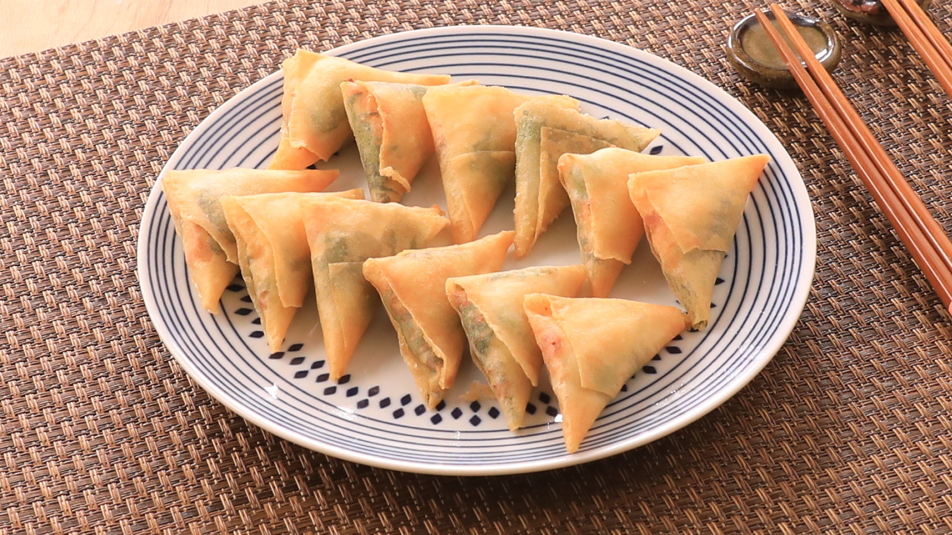 調味料は１つ！はんぺんと枝豆の三角春巻き