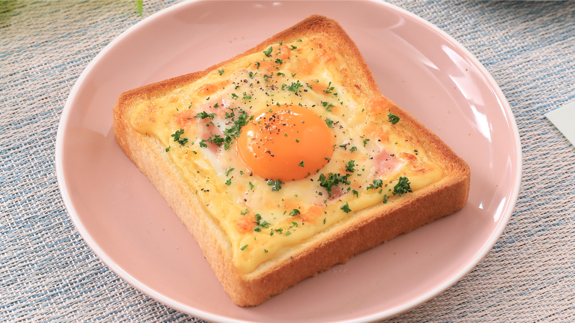 乗せて焼くだけ！カルボナーラトースト