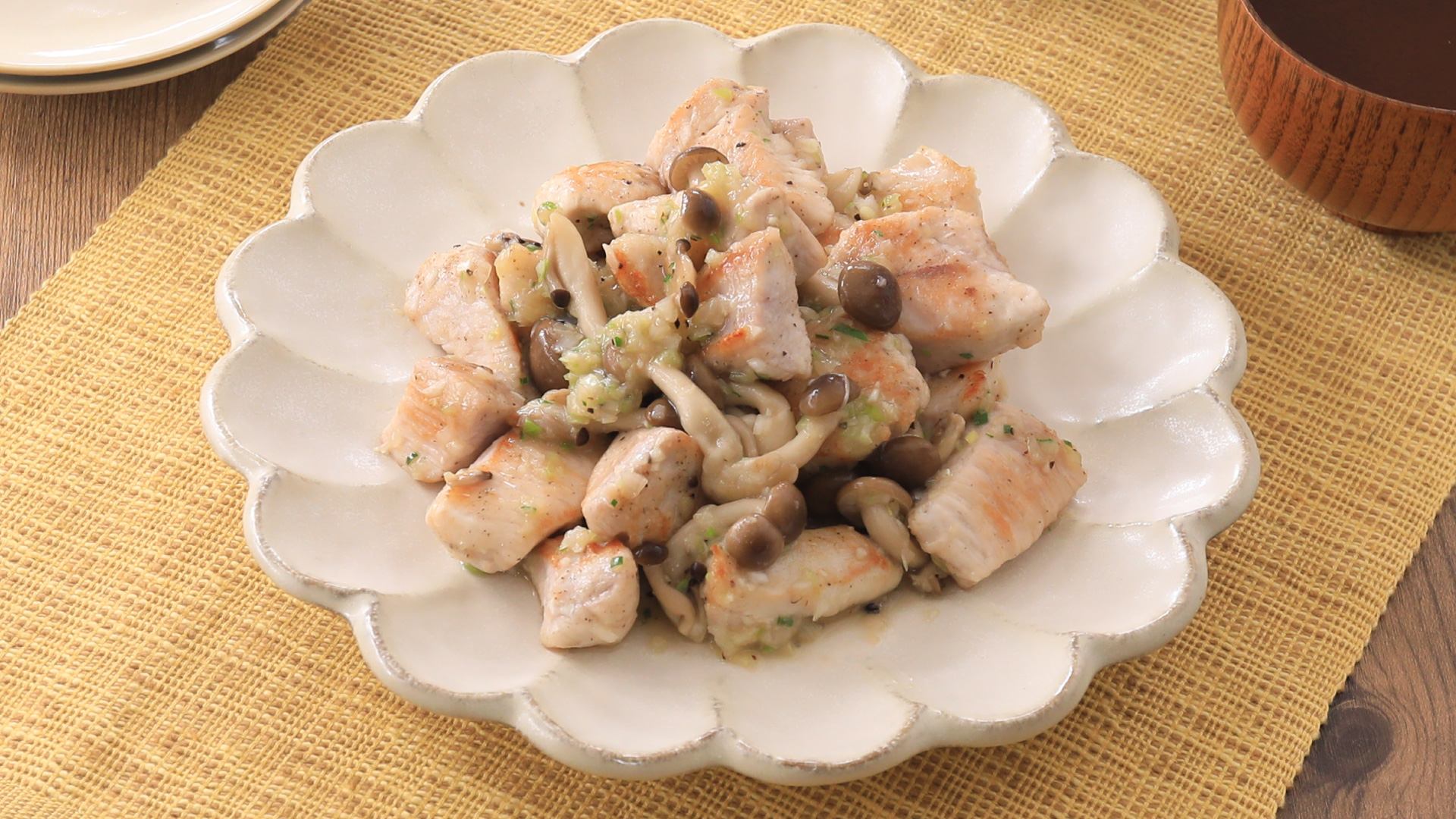 ご飯がススム！鶏むね肉ときのこのねぎ塩炒め